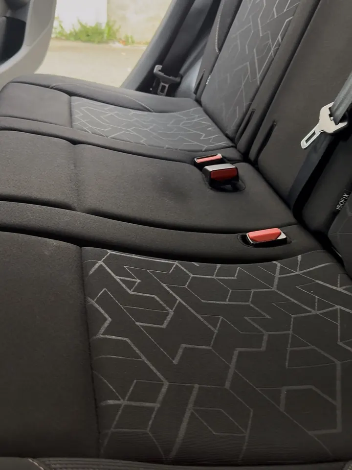 Peugeot 2008, banquette arrière après nettoyage, motifs du tissu ravivés