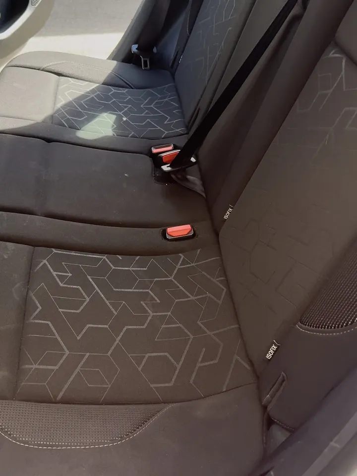 Peugeot 2008, banquette arrière avant nettoyage, tissu terne et marqué