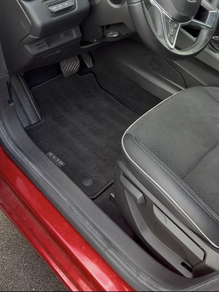 Renault Clio, tapis conducteur après nettoyage