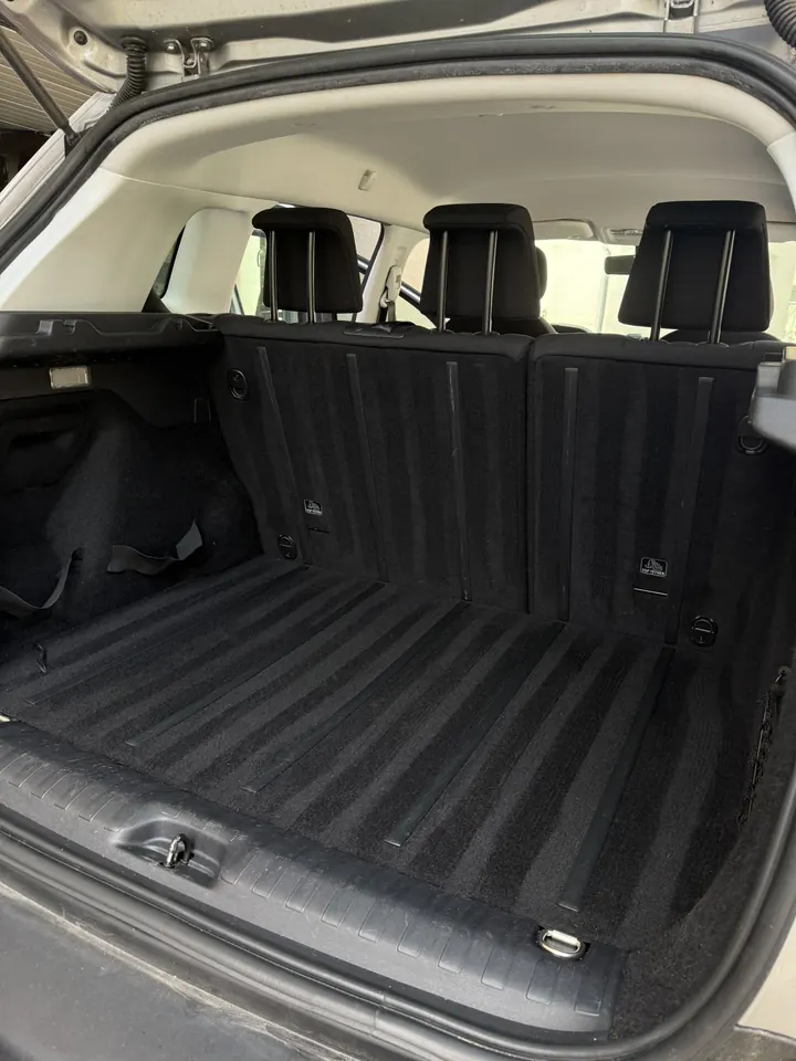 Peugeot 2008, coffre après nettoyage, moquette noire et propre