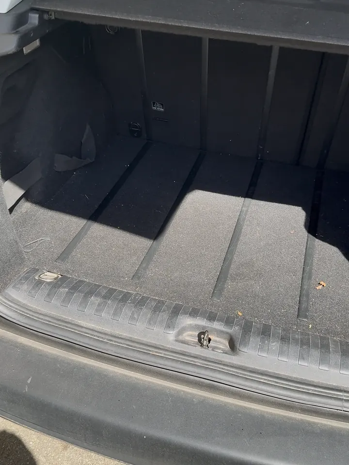 Peugeot 2008, coffre avant nettoyage, moquette poussiéreuse